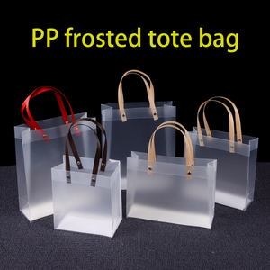 Vente en gros de sac fourre-tout transparent de Noël sac cadeau de boisson imprimé PVC givré avec sac cadeau à main origine du Vietnam - Product Image 5