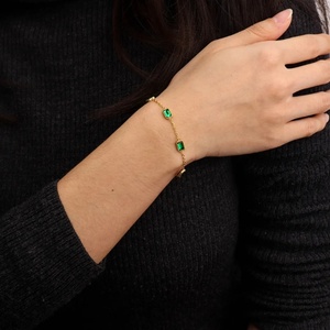 Bracelet à breloques de mode en acier inoxydable plaqué or 18 carats avec zircon vert carré et pierres précieuses pour femme - Product Image 6