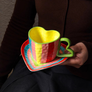 Juego de Tazas de Té con Forma de Corazón, Pintadas a Mano con Colores Arcoíris, Taza de Café de Cerámica con Plato - Product Image 1