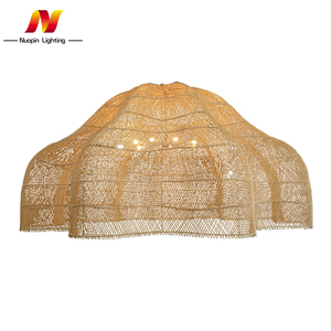 <span class=keywords><strong>Lampadario</strong></span> LED in Stile Nordico <span class=keywords><strong>con</strong></span> Paralume in Rattan e Bambù Intrecciato a Mano, Personalizzabile OEM, di Medie Dimensioni <span class=keywords><strong>con</strong></span> Montaggio Sospeso - Product Image 1