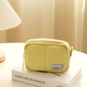 Sac de toilette de voyage élégant et imperméable avec fermeture éclair en velours, grande capacité pour ranger les articles de toilette - Product Image 2