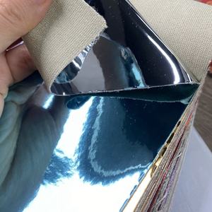 Tela de Cuero Sintético con Patente de PU, Color Metálico, Patrón Metalizado, Efecto Arcoíris, Impermeable, Resistente a la Abrasión, para Asientos de Auto y Hogar - Product Image 3
