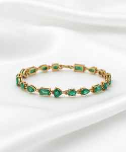 SARVOTTAM BR-006 Pulsera de Oro de 14 Quilates con Diamantes y Esmeraldas de Diferentes Formas para Mujer - Product Image 4