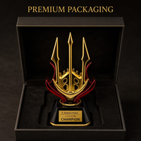 Trophée de tournoi de poker conçu pour les événements de casino, avec un design métallique inspiré du trident, dans une palette de couleurs or et rouge
