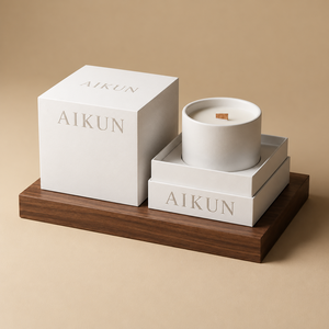 Bougie parfumée Aikun en céramique blanche mate avec mèche en bois, dans un coffret cadeau rigide gaufré, emballage de vente au détail de marque pour la décoration intérieure - Product Image 1