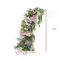 Hochzeitsbogen-Dekoration mit Hängenden Blumen und Pflanzenständern für Rasen-Hintergrund und Hochzeitskulisse