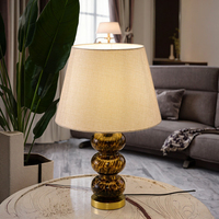 Lampe de table électrique LED moderne nordique simple, à succès, avec douille E27, logo personnalisé, base en verre et abat-jour en tissu, vente en gros disponible