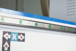 Máquina de corte CNC con mesa de vacío y <span class=keywords><strong>colector</strong></span> de polvo para panel MDF - Product Image 4