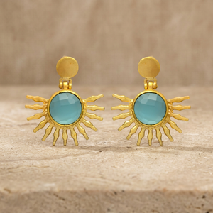 Boucles d'oreilles clous en laiton plaqué or faites à la main avec pierres précieuses - Cadeau de mode bohème pour les occasions festives - Product Image 4