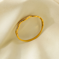 Bracelet Jonc Ouvert Ondulé en Acier Inoxydable Étanche avec Placage Or PVD 18K et Pierre Ronde – Bijoux en Gros