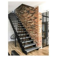 Escalier en colimaçon Prima au design moderne avec structure en acier, marches en bois et garde-corps en acier pour terrasses intérieures d'appartements et halls, tailles personnalisables