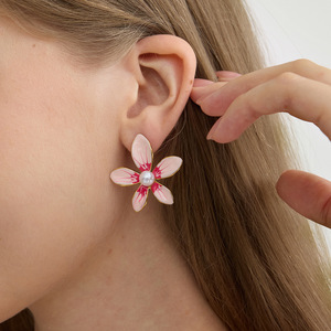 Pendientes con forma de flor con incrustaciones de perlas de acero inoxidable, joyería de uso diario para mujer - Product Image 3