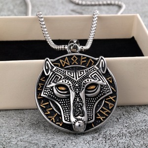 Collar con colgante de cabeza de lobo de acero inoxidable vintage con letras vikingas para hombres y mujeres, cadena de 60 cm, color dorado - Product Image 3