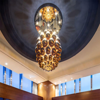 Lustre d'escalier moderne chromé et doré de luxe en forme de boule de verre adapté à la décoration de la maison