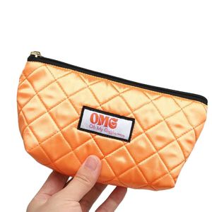 Sac de voyage en satin artisanal avec étiquette en tissu brodée personnalisée, pochette à fermeture éclair en satin pour maquillage et cosmétiques - Product Image 2