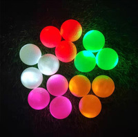 Balles de golf LED qui brillent dans le noir avec matériau en caoutchouc, lumineuses et durables pour la pratique nocturne et l'utilisation en extérieur