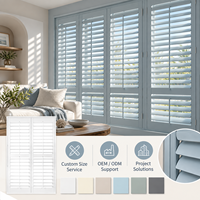 Volets en bois massif blanc, blanc chaud, beige, à deux panneaux, à persiennes, pour salon moderne et fenêtre en baie