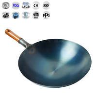 Wok traditionnel chinois de qualité stable Wok en acier au carbone avec manche en bois