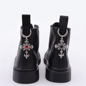 จี้กางเขนแบบกอธิคประดับทับทิม พร้อมจี้โลหะสำหรับตกแต่งรองเท้าบูทมาร์ติน เครื่องประดับแฟชั่น - Product Image 1