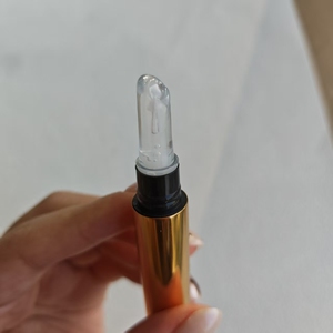 Lápiz Voluminizador de Labios Extremo en Tubo Dorado de Lujo al por Mayor, Brillo y Humectación Duradera, Relleno de Labios con Ácido Hialurónico - Product Image 3