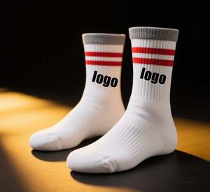 Design personalizzato all'ingrosso logo Jacquard a maglia Logo Anti-sudore e asciugatura rapida Unisex Design Sport bianco calzini rossi - Product Image 4