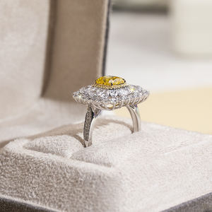 แหวนเพชรเมล็ดใหญ่ทรงเรเดียนท์คัท ประดับเพชรเหลืองแล็บโกรว์ 18K ทองคำ รุ่น MSR-1671 จาก Messi Jewelry สำหรับงานปาร์ตี้ - Product Image 4