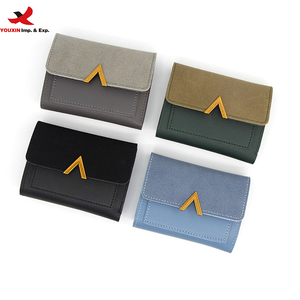 Carteras cortas para mujer con cierre de solapa y patrón de letras, de cuero PU impermeable, para pedidos mixtos al por mayor RTS, bajo MOQ - Product Image 1