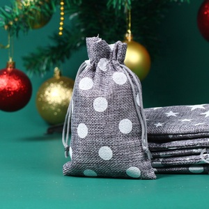 Sacs en toile de jute pour friandises de Noël 10*14cm, sacs cadeaux suspendus en jute colorés, sacs à cordon personnalisables, impression de logo disponible - Product Image 3