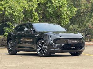 AVATR 11 2025 d'occasion, modèle de luxe SUV 4 portes 5 places, propulsion arrière, autonomie étendue, REEV, noir brillant sur rouge bordeaux - Product Image 2