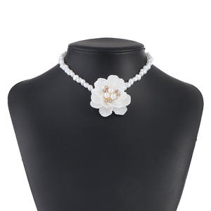 Collares gargantilla de perlas simples y elegantes para mujer chapados en oro de 18 pulgadas sin deslustre con cuentas de flores para aniversarios - Product Image 4