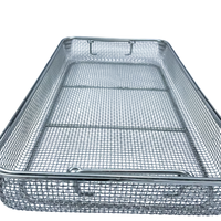 Panier médical en acier inoxydable 304 empilable avec poignées pour le traitement des instruments hospitaliers et les systèmes de stérilisation par autoclave