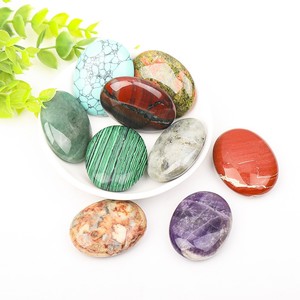 Pierre de méditation ovale en cristal naturel mélangé, polie, pour l'équilibre des chakras, la thérapie par massage et la décoration intérieure - Product Image 5
