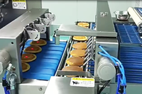 Ligne de production Dorayaki Il applique automatiquement le refroidissement Flips Dépôts Remplissage Timbres les produits et les sceaux et autres processus