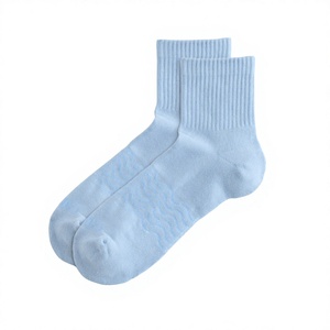 Chaussettes ras du cou bleues unies personnalisées pour hommes, tricotées, style classique, usage quotidien, respirantes, avec revers antidérapant et logo, en coton confortable pour l'automne - Product Image 1