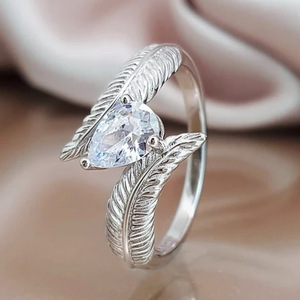 Anillo de Compromiso F251 con Pluma, Plata 925, Zirconia Corte Pera, Engaste de Garras, Joyería Fina para Mujer - Product Image 3