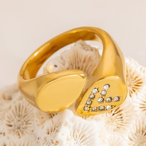 Bague en or plaqué avec lettres et pavé de diamants, bijou pour l'index, cadeau unisexe - Product Image 1