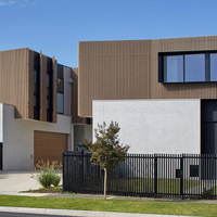 Profils de bardage en aluminium à finition grain de bois pour clôtures extérieures, persiennes et façades ombragées au design moderne