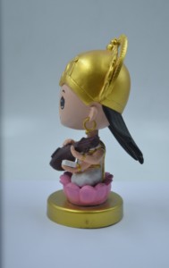 Bobblehead Saraswati es un animal lindo y juguetón, perfecto para el tablero de tu coche, la oficina o la decoración del hogar. - Product Image 2