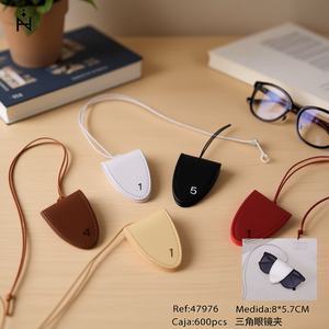 Clip triangolare per occhiali 8x5,7 cm, cinturino da collo in pelle per riporre gli occhiali - Product Image 3