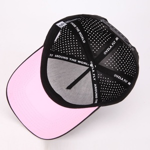 Casquette de baseball sportive personnalisée à 5 panneaux en polyester imperméable avec perforations découpées au laser et patch en caoutchouc pour le golf - Product Image 5