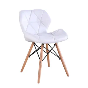 Einfacher, bequemer und stilvoller Stuhl aus Baumholzen