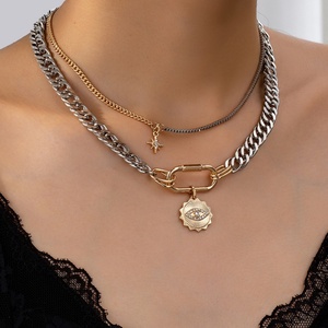 Collier à maillons cubains épais superposés, mélange or et argent, bijou statement, pendentif cadenas, style hip-hop punk, collier tendance - Product Image 3