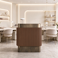 Comptoir de réception de salon en bois de luxe avec garniture en bronze antique et étagères à éclairage LED pour institut de beauté et spa des ongles
