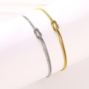 Bracciale con Nodo d'Amore per Coppie, Catena a Serpente in Acciaio Inossidabile Placcato Oro, Accessorio Semplice di Alta Qualità - Product Image 5