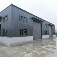 Système de toiture pour atelier industriel en charpente métallique, avec portique en treillis d'acier et poutres en H