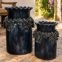 Vase à fleurs en céramique sculpturale bleu marine avec décoration florale en relief et bordure en pétales pour table console et décoration intérieure