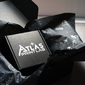 Caja de Envío Corrugada Negra Personalizada con Logotipo Blanco Impreso, Caja de Cartón con Tapa Plegable para Cosméticos - Product Image 4