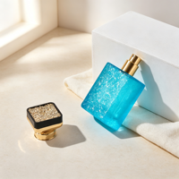 Flacon de parfum en verre texturé bleu 50 ml 1,7 oz avec bouchon noir et doré et col doré, logo personnalisé, OEM ODM, directement de l'usine