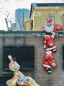 AMIG 3D FRP Père Noël Sculpture grimpante sérigraphiée Décoration de Noël pour façade de bâtiment et extérieur de centre commercial - Product Image 3