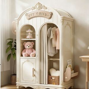Armoire pour enfants en bois massif blanc de style campagnard français Balom avec dessus sculpté, lignes arrondies, vitrine en verre et design ouvert pour suspendre - Product Image 6